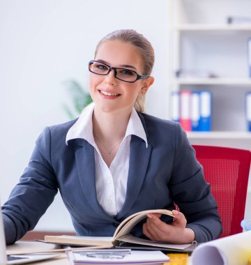 Projede çalışan kadın mimar.