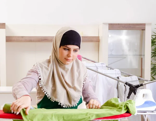 Wanita Mengenakan Jilbab Yang Menyetrika Pakaian Rumah — Stok Foto