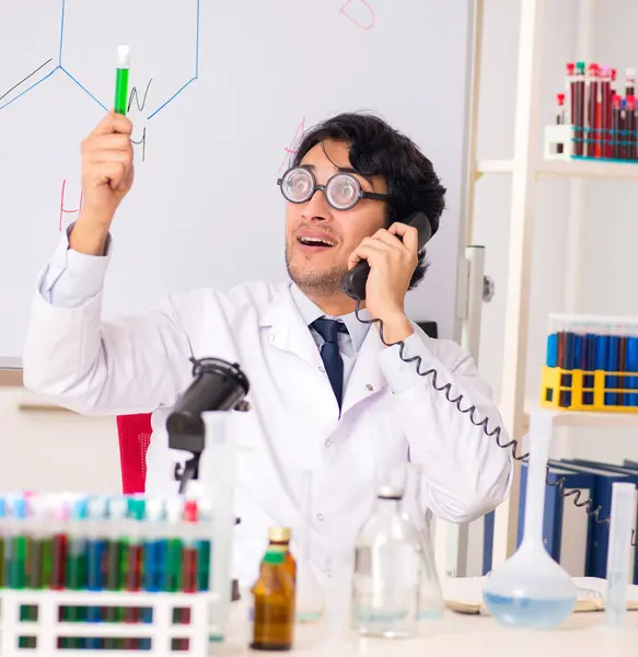 白い板の前の若い面白い化学者 — ストック写真