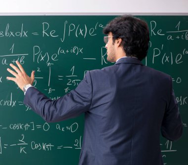Sınıftaki genç erkek matematik öğretmeni.