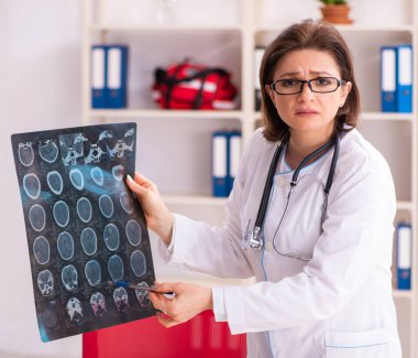 Klinikteki yaşlı kadın radyoloji uzmanı.