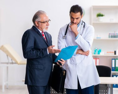 Doktor ve iş adamı tıbbi projeyi tartışıyor