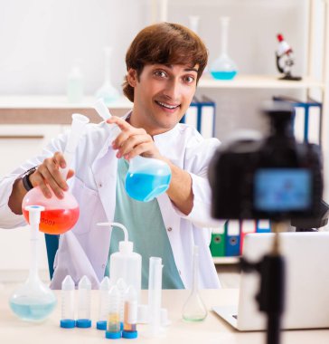 Kimyager blogu için video kaydediyor.