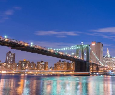 Manhattan ve Brooklyn Köprüsü 'nün gece manzarası