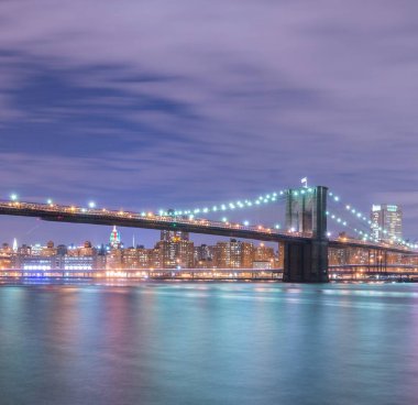 Manhattan ve Brooklyn Köprüsü 'nün gece manzarası
