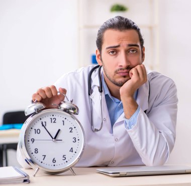 Klinikte çalışan yakışıklı genç bir doktor.
