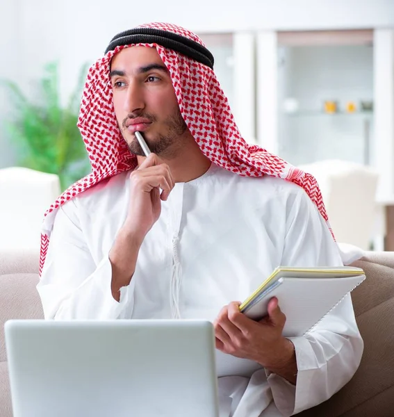 仕事で家で働いているアラブ人は — ストック写真
