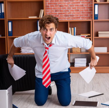 Ofiste oturan mutsuz iş adamı.