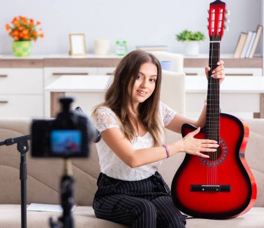 Gitar çalan güzel kadın blog yazarı.