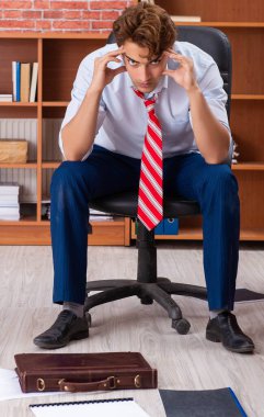Ofiste oturan mutsuz iş adamı.