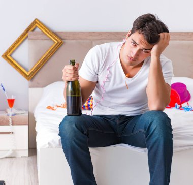 Yoğun bir Noel 'den sonra evde parti veren adam.