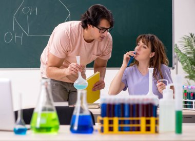 Sınıftaki iki kimyager öğrenci.