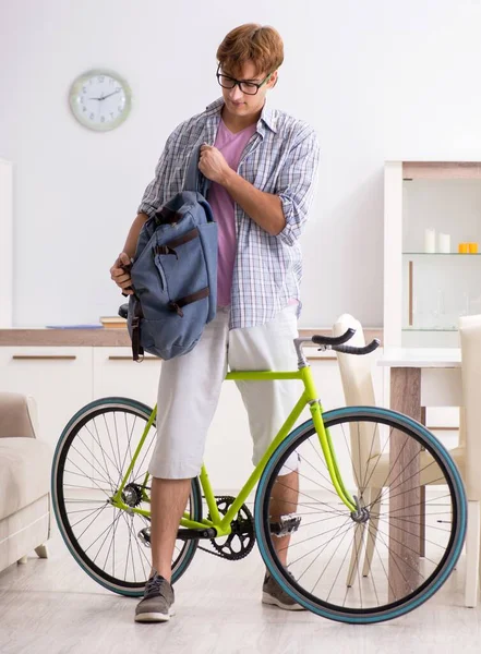Estudiante Que Viaja Universidad Usando Ciclo —  Fotos de Stock