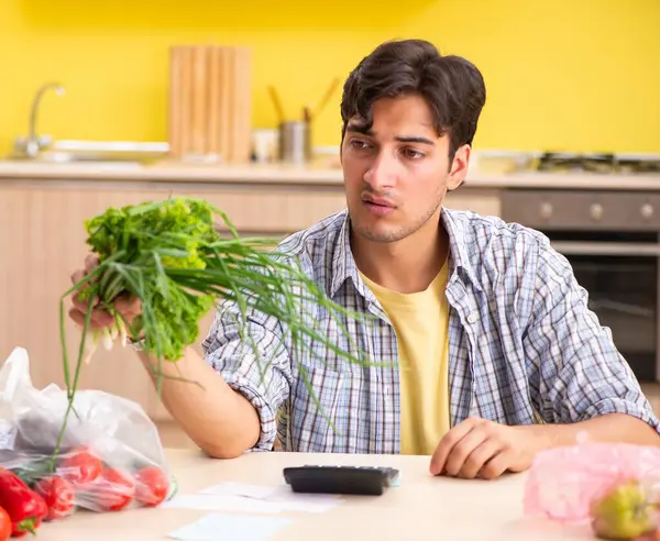 Joven Calculando Los Gastos Verduras Cocina —  Fotos de Stock