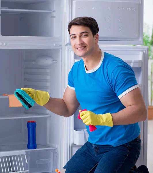 Homem Limpando Geladeira Conceito Higiene — Fotografia de Stock