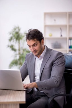 Genç işadamı ve ofiste çok fazla iş var.