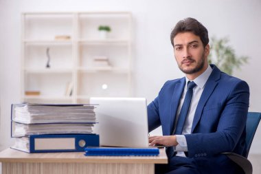 Ofiste çalışan genç bir çalışan.