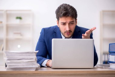 Ofiste çalışan genç bir çalışan.