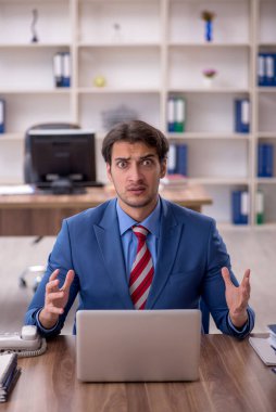 İş yerinde çalışan genç bir işadamı