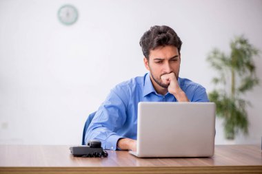 Ofiste çalışan genç bir çalışan.