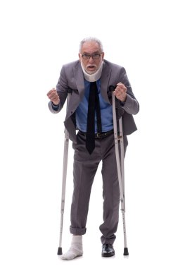 Eski erkek patron araba kazasından sonra beyazda izole edilmiş.