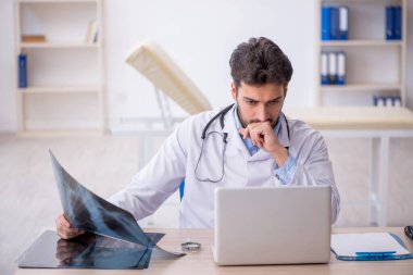 Hastanede çalışan genç doktor radyoloji uzmanı.