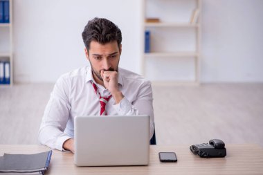 Ofiste çalışan genç bir çalışan.