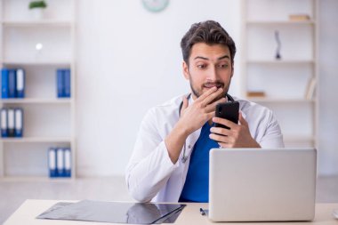 Teletıp konseptinde genç doktor