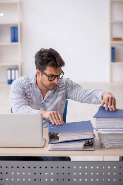 Ofiste çalışan genç bir çalışan.