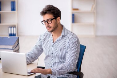 Ofiste çalışan genç bir çalışan.