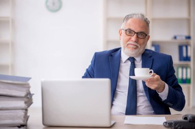 Tatilde kahve içen eski bir çalışan.