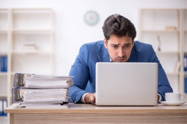 Ofiste çalışan genç bir çalışan.