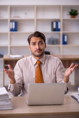 Genç işadamı aşırı işten memnun değil.