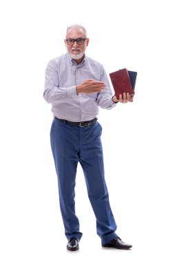 Yaşlı erkek patron beyaz kitaplarla izole edilmiş kitapları tutuyor.