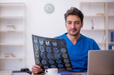 Klinikte çalışan genç bir radyolog.