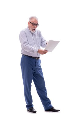 Eski patron beyaz üzerine izole edilmiş gazete okuyor.