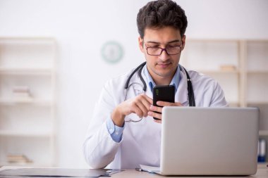 Teletıp konseptinde genç doktor