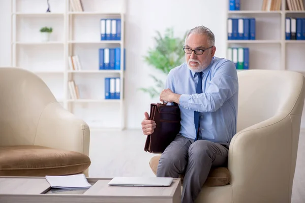Old Employee Sitting Arm Chair — Stock Photo, Image