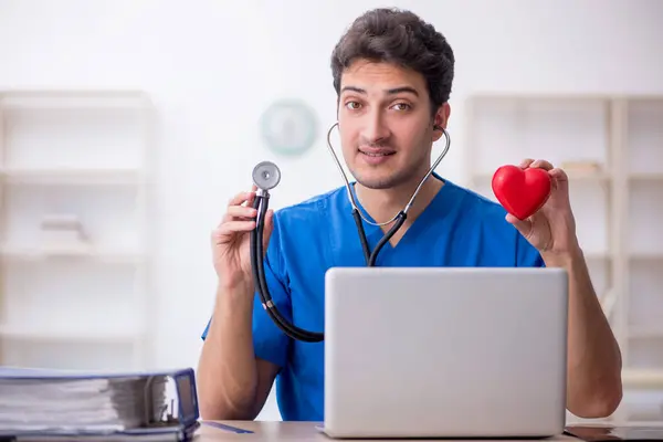 Joven Médico Cardiólogo Que Trabaja Clínica —  Fotos de Stock