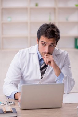 Teletıp konseptinde genç doktor