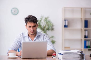 İş yerinde çalışan genç bir çalışan.