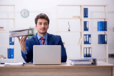 Ofiste çalışan genç bir çalışan.