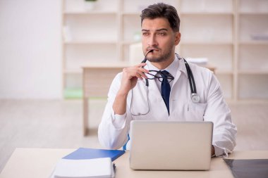 Teletıp konseptinde genç doktor