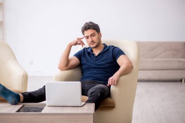 Salgın sırasında evden çalışan genç bir serbest çalışan.