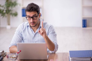 E-ticaret konsepti genç çalışanı