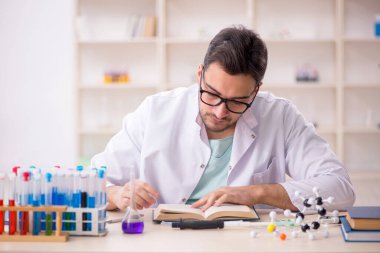 Laboratuvarda çalışan genç bir kimyager.