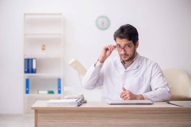 Hastanede çalışan genç bir doktor.