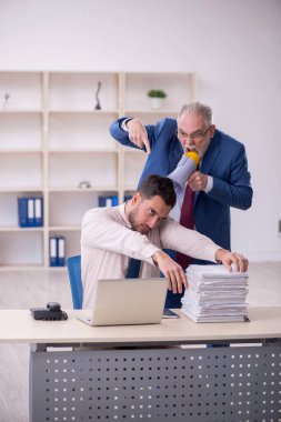 Kabadayılık kavramında yaşlı patron ve genç çalışan