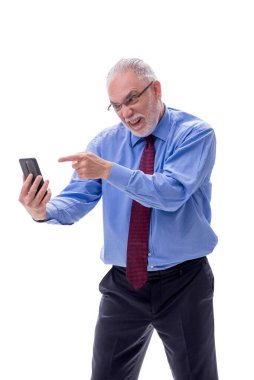 Yaşlı işadamı telefonda konuşuyor.