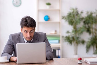 Ofiste çalışan genç bir çalışan.